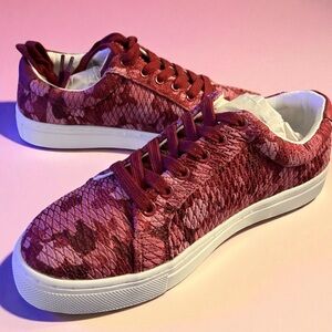 New in Box Isaac Mizrahi SOHO Quilted Camo Printed Lace-Up Sneakers Berry Pink